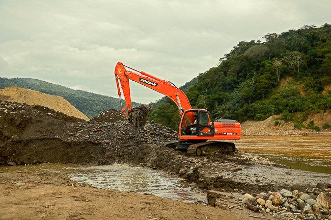 Minería con mecanización al borde del río Kaka en el municipio de Guanay. Foto: Eduardo Franco Berton